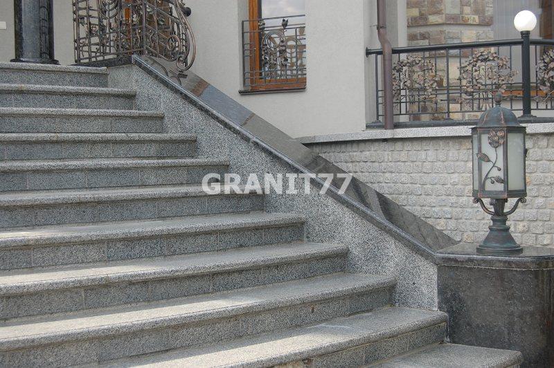 Уличная лестница здания учреждения из Покостовского гранита